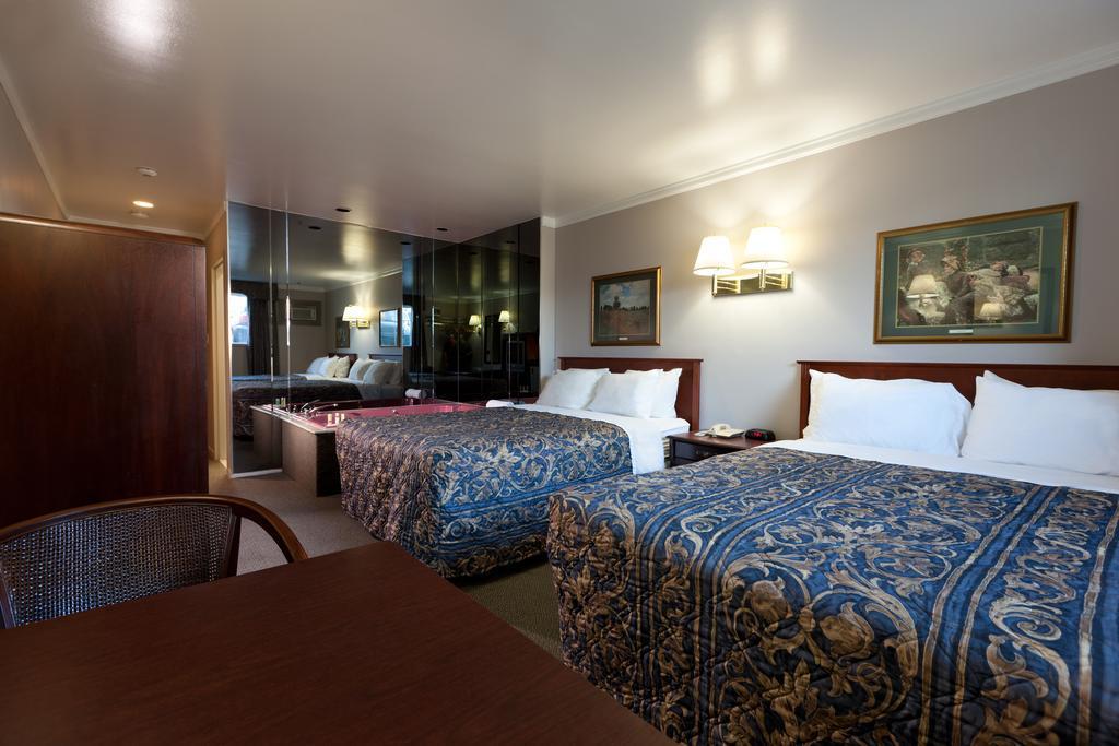 Econo Lodge Brossard Exterior foto