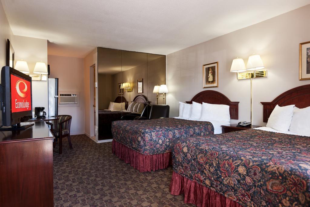 Econo Lodge Brossard Exterior foto